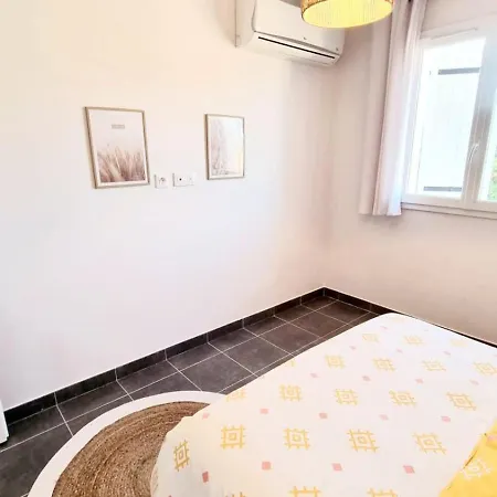 Semesterbostad Very Bright With Garden And Terrace